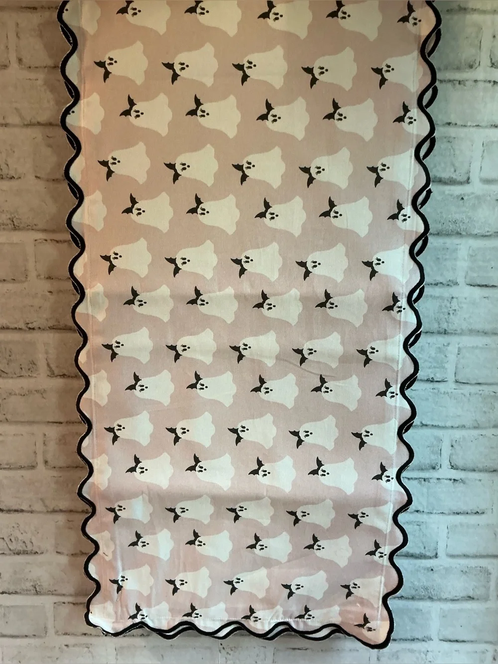London Kaye Pretty Ghost Table Runner-16” x 7@“
